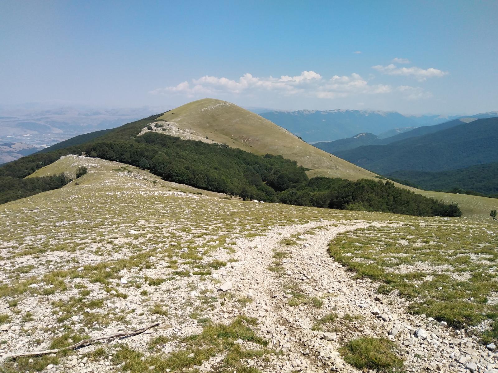 Monte Longagna (1769), monte Alto (1787), monte Romanelli (1757) e Monte Coppetello (1734) Da Luco dei Marsi. Monte Longagna (1769), monte Alto (1787), monte Romanelli (1757) e Monte Coppetello (1734) Da Luco dei Marsi.